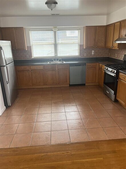 Open Kitchen - 112 Hillyer St