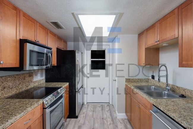 Building Photo - 3Bed/2Bath House at 7th/101! JOIN THE WAIT...