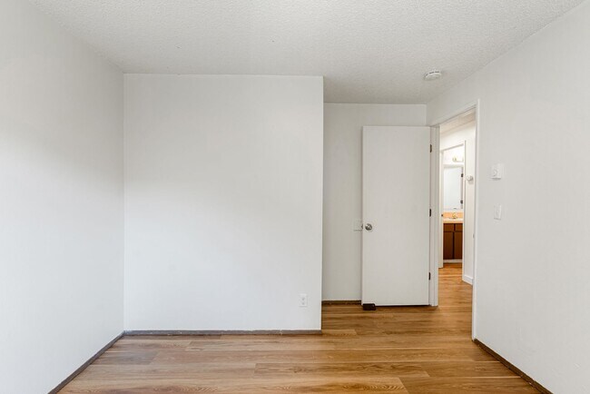 Building Photo - State Duplex - VPM482830S-6
