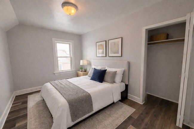 Building Photo - Clean Upper Unit! Move Right In!