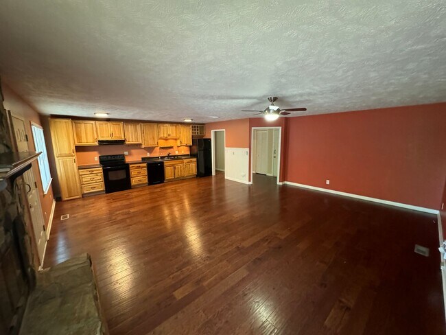 Building Photo - For Rent - 3 bedroom Close to Ft Bragg