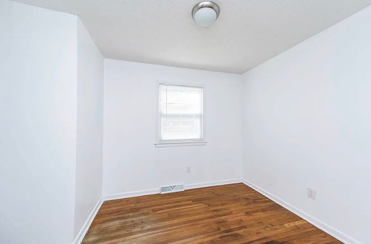 Building Photo - 1208 Louis Ln