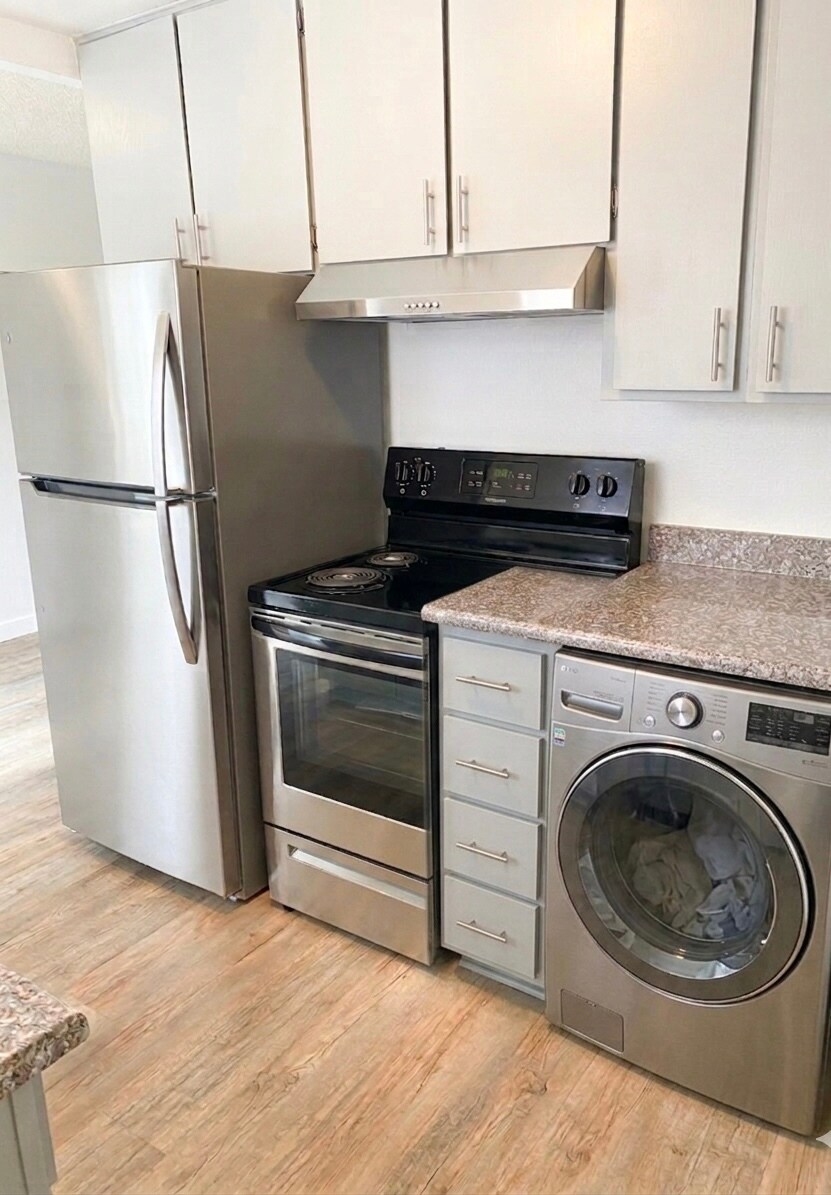 Kitchen with electric range and dryer hook up - 1366 Fredericks St