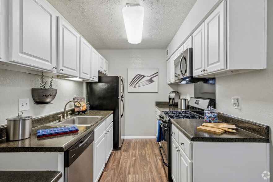 2BR, 2BA - 1,227SF - Kitchen - Dunwoody Crossing