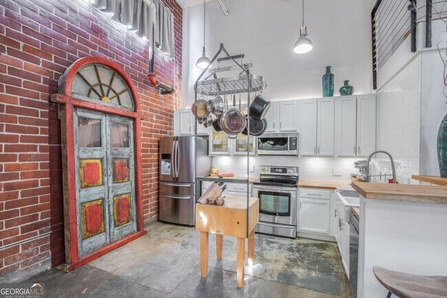 Building Photo - 174 Chester Ave SE