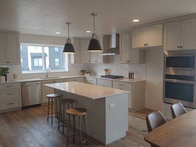 Building Photo - Townhome with Rooftop Balcony in Prime American Fork Location