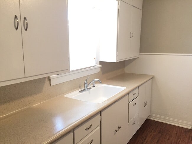 Building Photo - Pre-Leasing - Traditional Home in Tech Terrace near J&B Coffee!