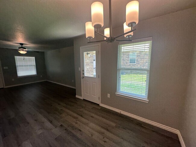 Building Photo - 3Bed/2Bath
