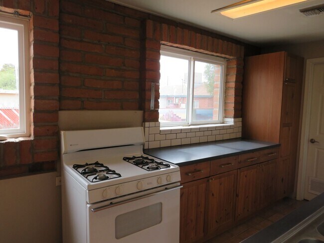 Building Photo - Charming Bungalow Guest House with utilities in Central Tucson