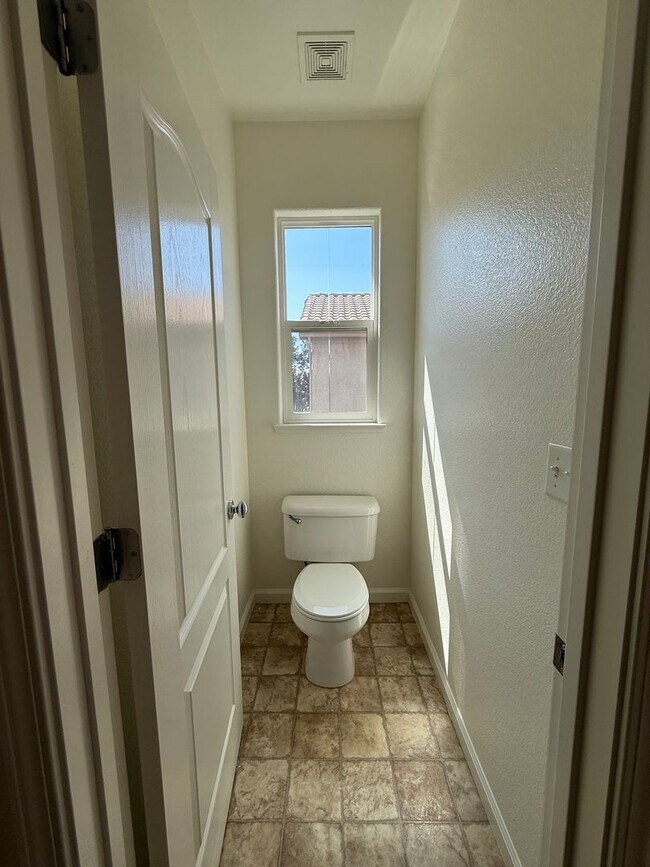 Building Photo - 2-story 4bed 2.5bath home available in Nor...