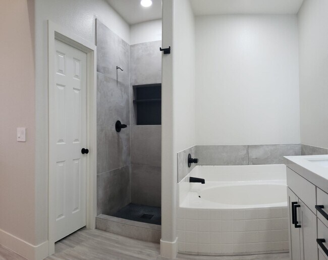 Building Photo - 198 Crown Imperial St