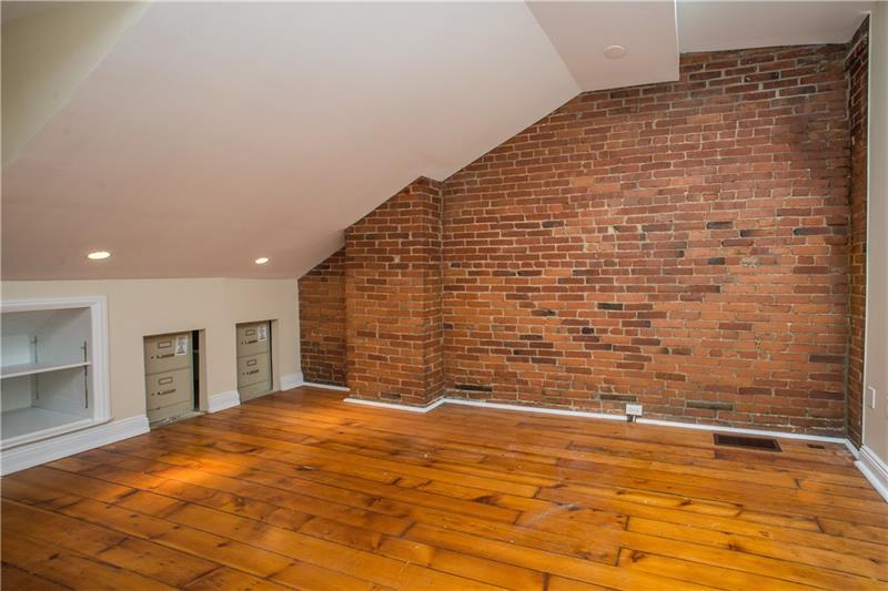 Building Photo - 2215 Sarah St