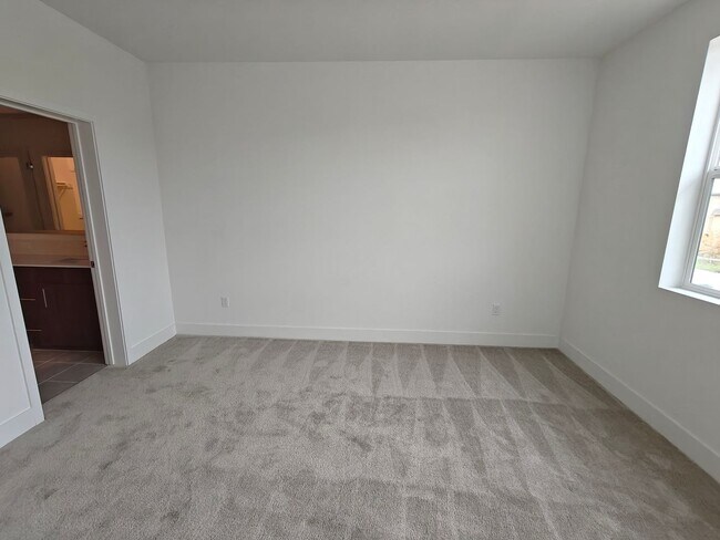 Building Photo - 259 Montague Expy