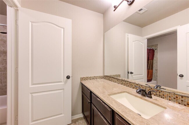 Building Photo - 611 Whitney Oaks Ln