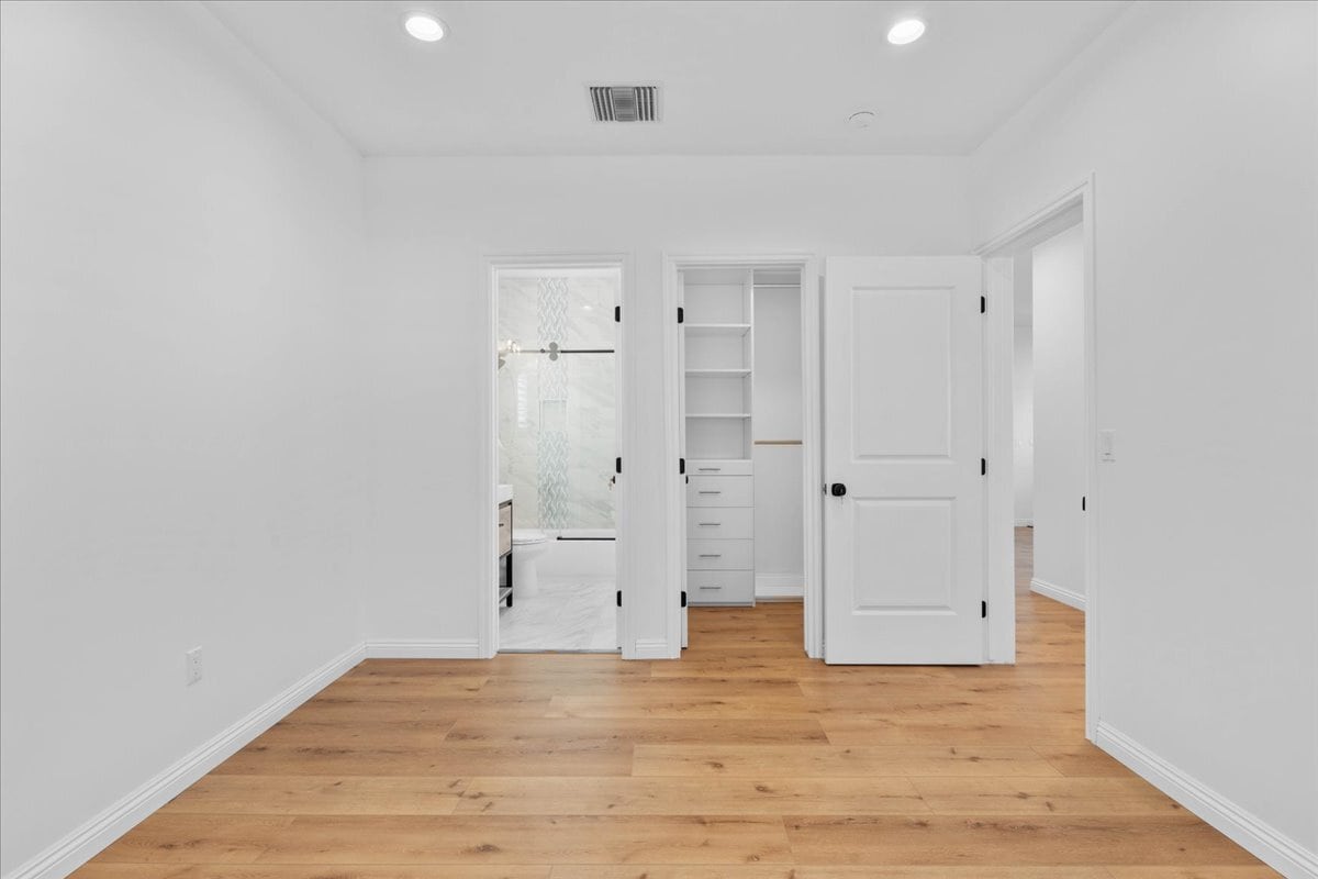 Primary bath & walk-in closet - 408 W Walnut Ave