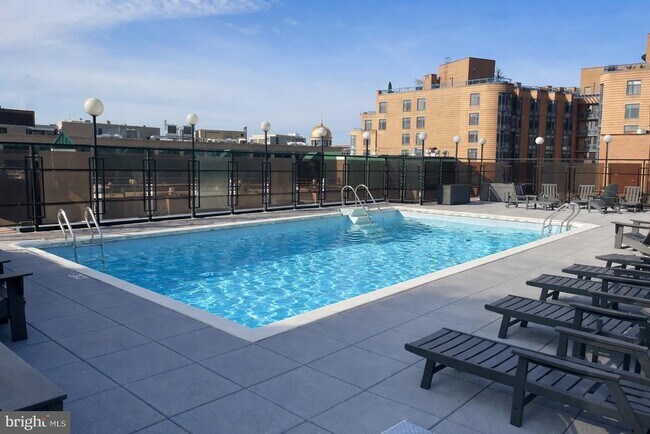 Building Photo - 1420 N St NW