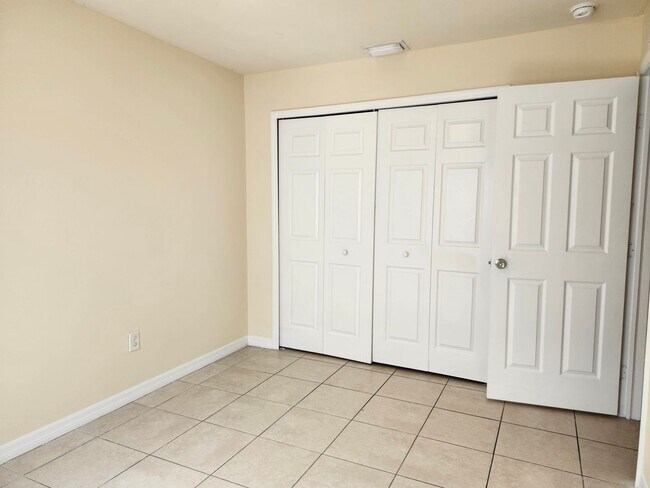 Building Photo - Exceptional 3 bed 2 bath 1 car garage dupl...