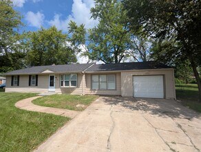 Building Photo - Farmview Vista - Section 8 Friendly!