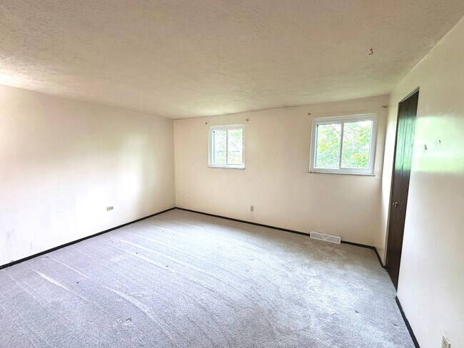 Building Photo - Well-Maintained 2 Bed, 1 Bath Townhome in West Mifflin - Private Balcony, Central AC & Heat - Ava...