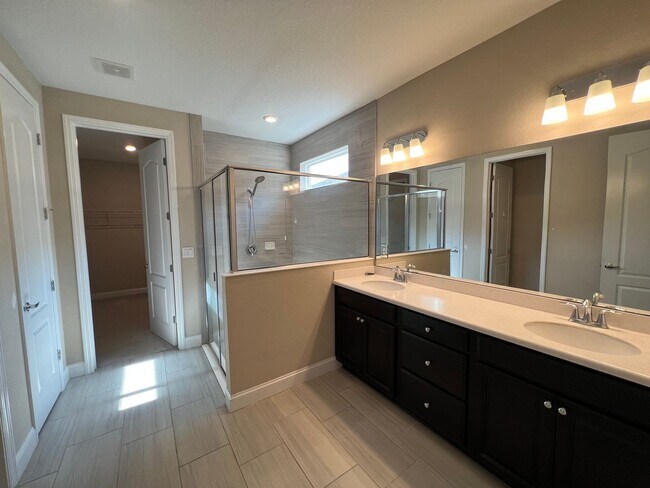 Building Photo - Beautiful 4/3 Carter Hall Home!