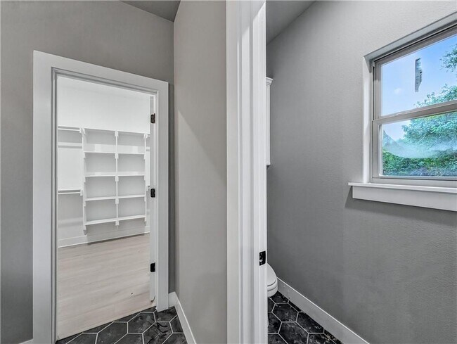 Building Photo - 10 Olmsted Cir