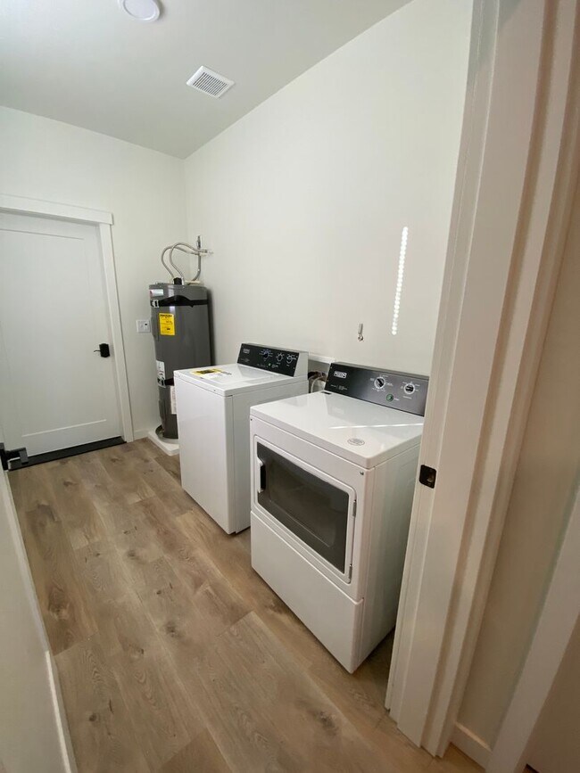 Building Photo - Newer Home for Lease! 3br 3ba - FIRST MONTH’S RENT HALF-OFF