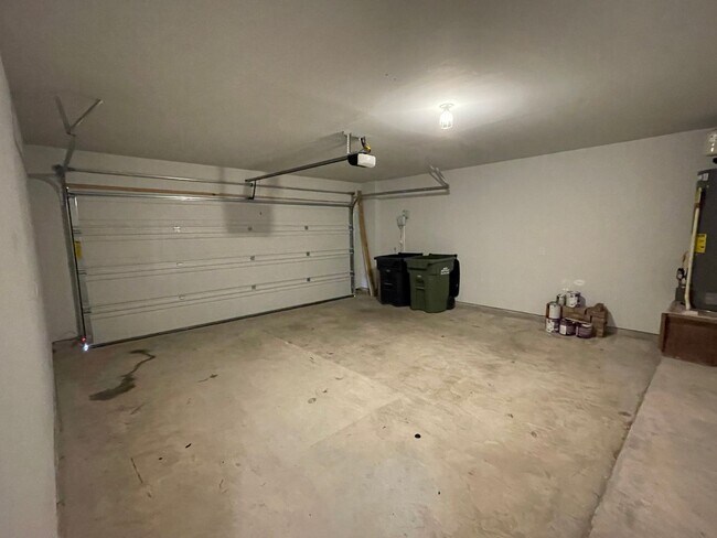Building Photo - Move-in Ready in sought-after Larkspur Community!