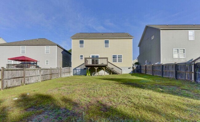 Building Photo - Enjoy the perfect blend of luxury, comfort...