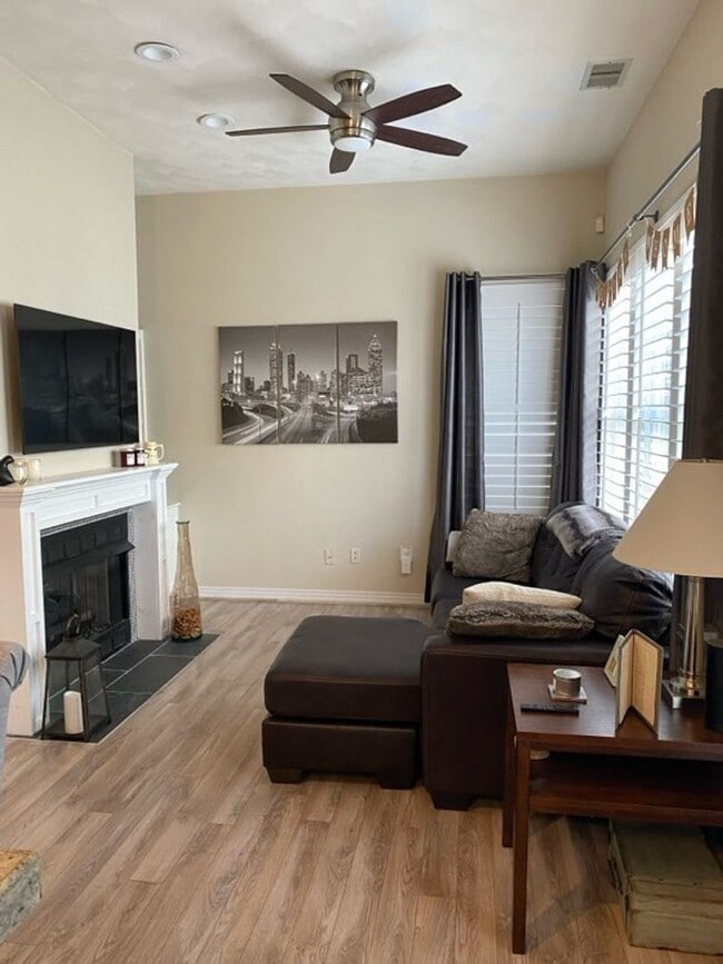 Building Photo - Dream Home On Shore Drive