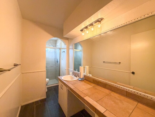 Building Photo - Gorgeous Mid Century Style Located in the Medical District!