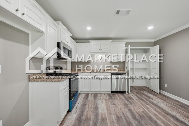 Building Photo - 1402 W 11th St