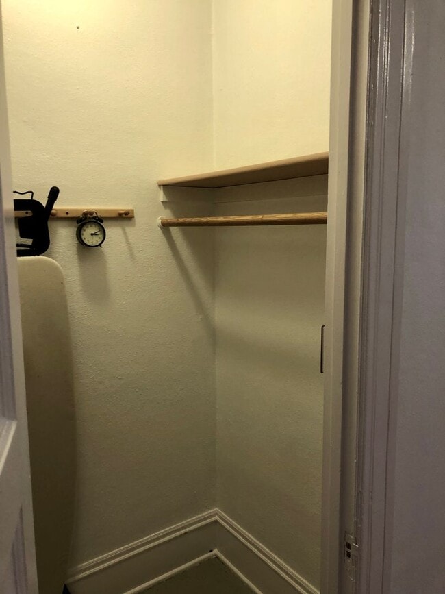 Building Photo - Cozy Nob Hill 1bd - Walk Everywhere! Gas Fireplace, Bonus Storage, Most Utilities Included!