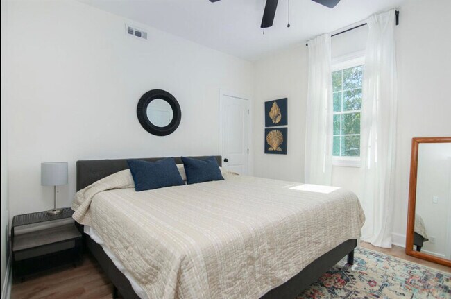 Building Photo - 452 Riverland Dr