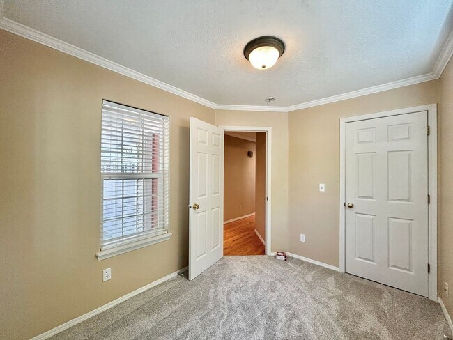 Building Photo - Spacious 4 Bed, 2.5 Bath House