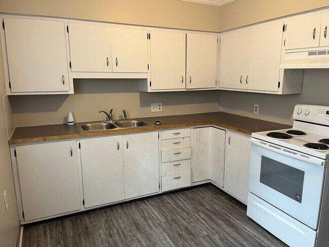 Building Photo - Apartment Close to Downtown Albemarle