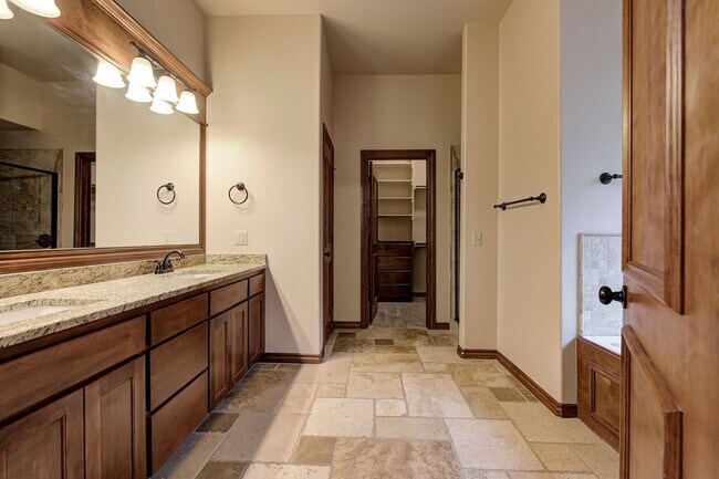 Building Photo - Beautiful & Large 4 Bed 2 Bath Home in Edmond!