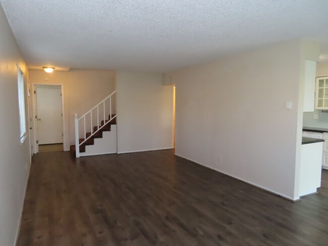 Building Photo - PRICE DROP! 3 Bed/ 1.5 Bath Townhouse in G...
