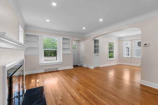 Building Photo - 1388 Vernier Rd
