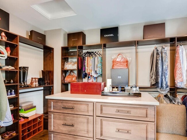 Building Photo - Highly desirable location and floor plan.
