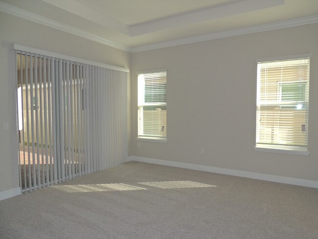 Building Photo - Move in ready! Newer home in great location.