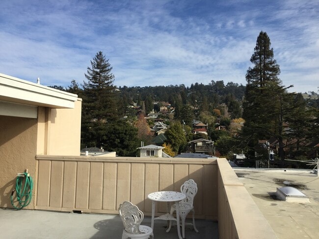 Building Photo - Gorgeous, Massive, 1BR/1BA, Fully Updated, 1000sqft+, A+++ Location, Parking Included