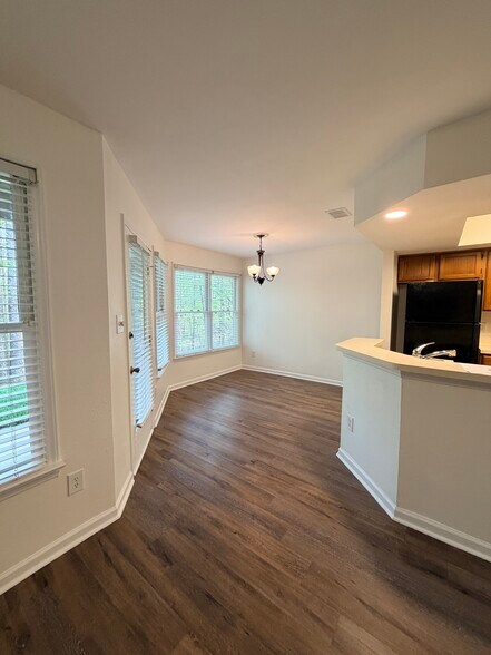 Dining area - 109 Killam Ct