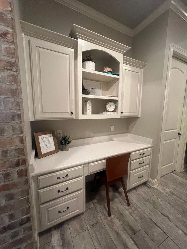 Building Photo - Large and in Charge!! Gated community close to Barksdale Air Force Base.