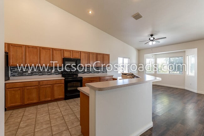 Building Photo - 4 Bedroom / 2 Bathroom Home