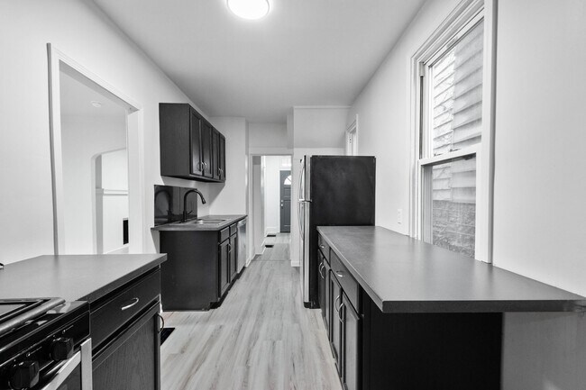 Building Photo - Stunning 4 Bedroom home in Carrick available May 15!
