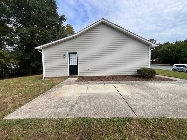 Building Photo - 2711 Ingleside Dr