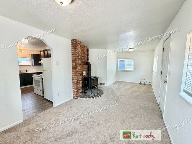 Building Photo - Amazing 3 Bedroom Home in Beacon Hill with Extra Parking and Great Layout!