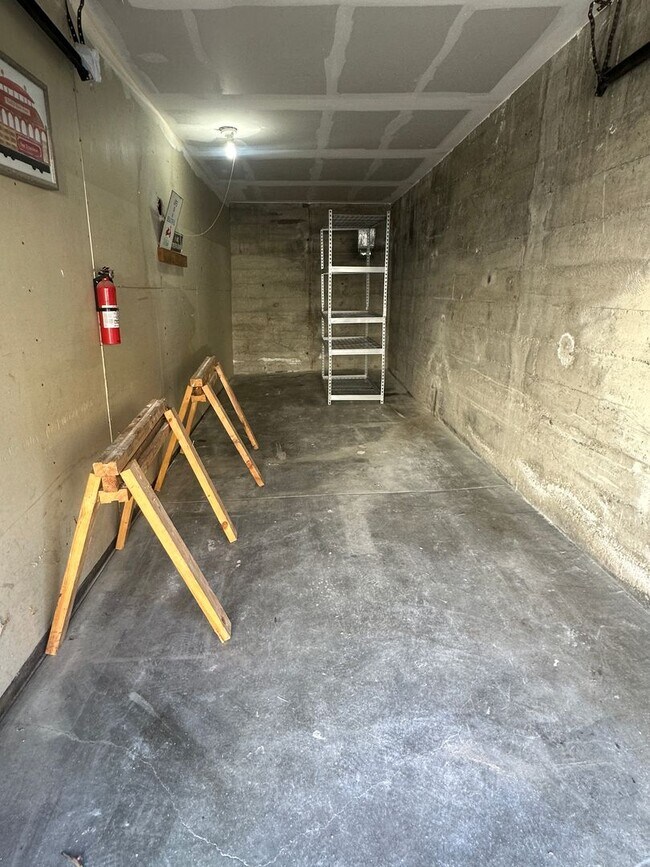 Building Photo - Storage Galore!!  1bd in heart of Noe/Miss...