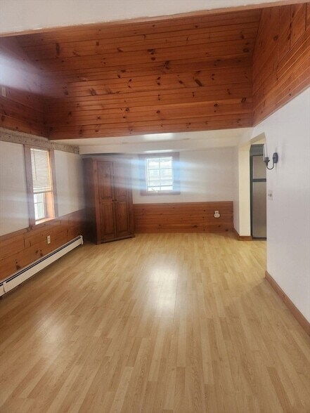 Building Photo - 92 Main St