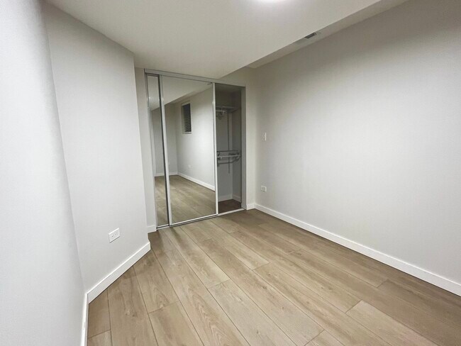 Building Photo - 1443 W Oakdale Ave